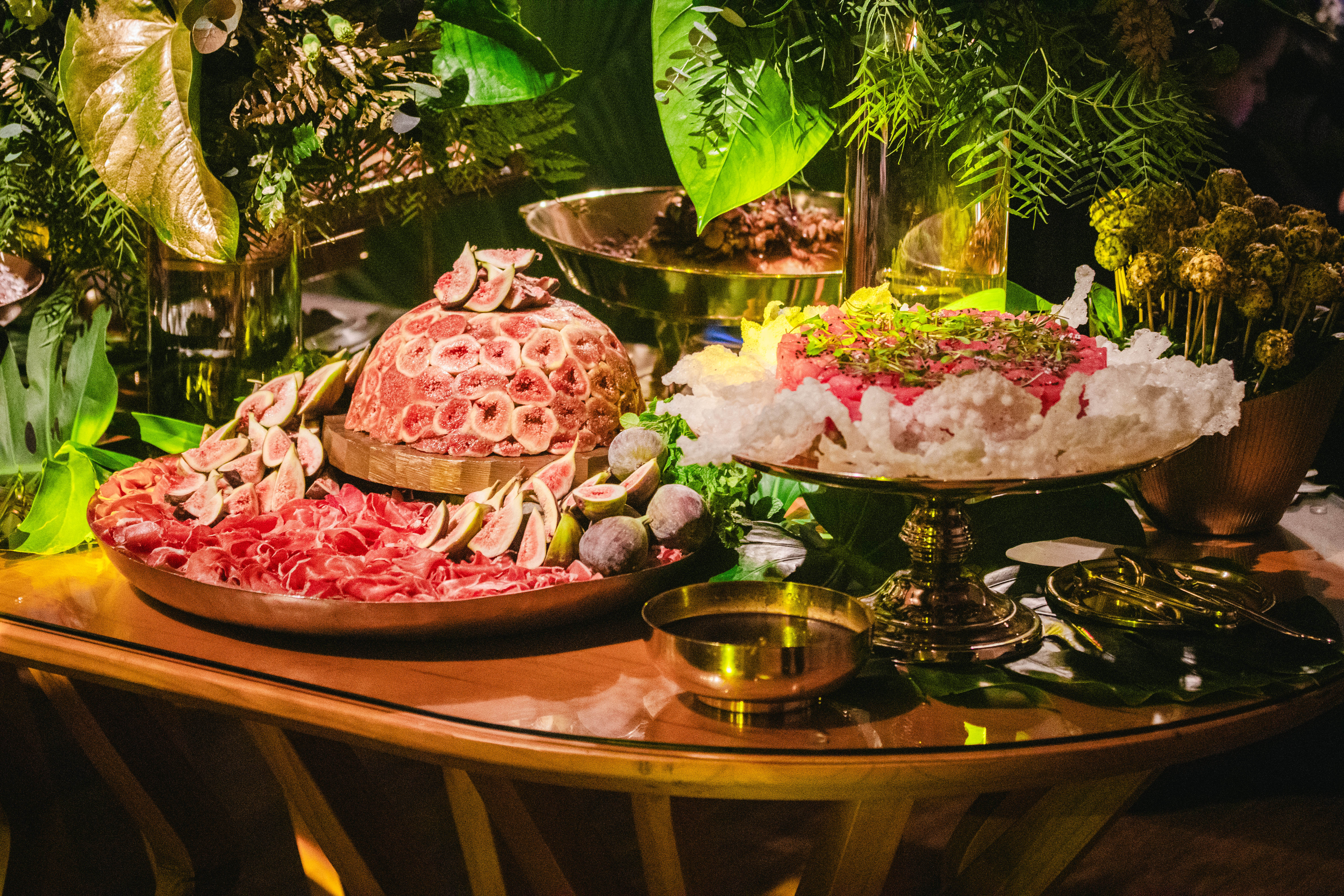Estação de saladas e frios em evento de casamento