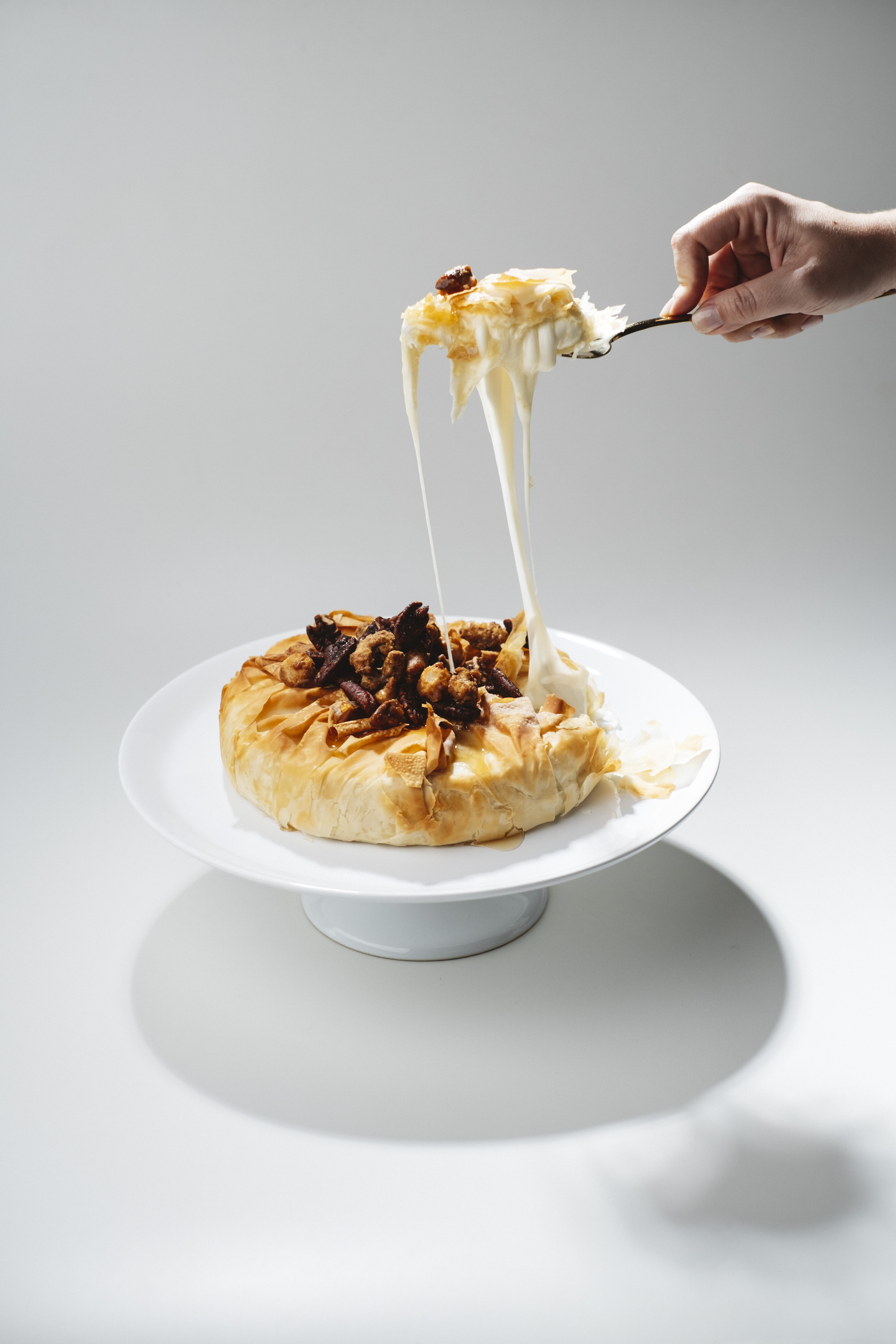 Prato em camadas com queijo derretido e cobertura caramelizada