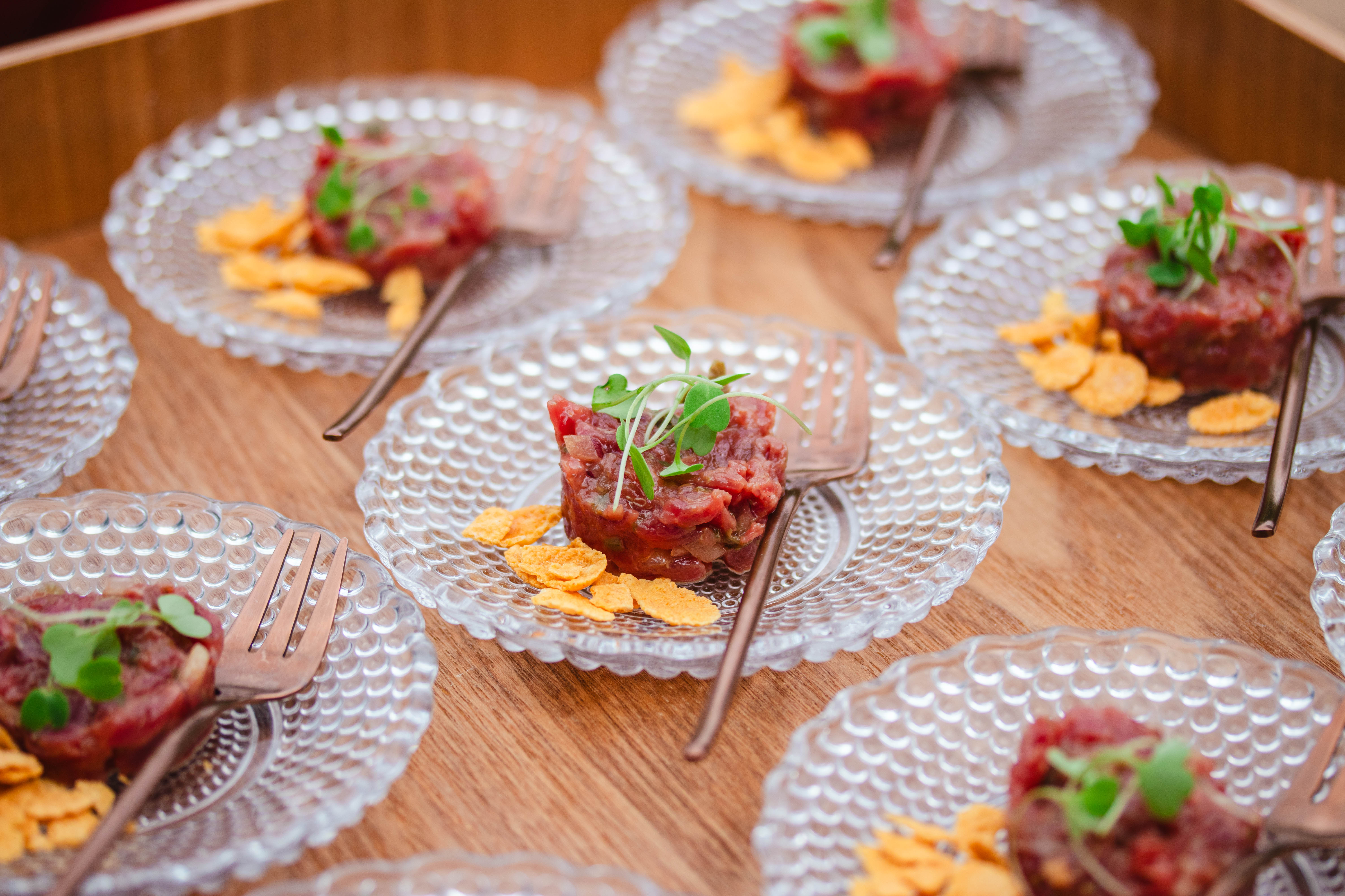 Estações de finger food em evento corporativo